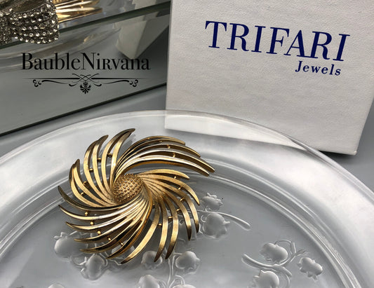 Vintage Crown Trifari Textured & Shiny Gold Swirl Sun Burst Flower Pin Brooch