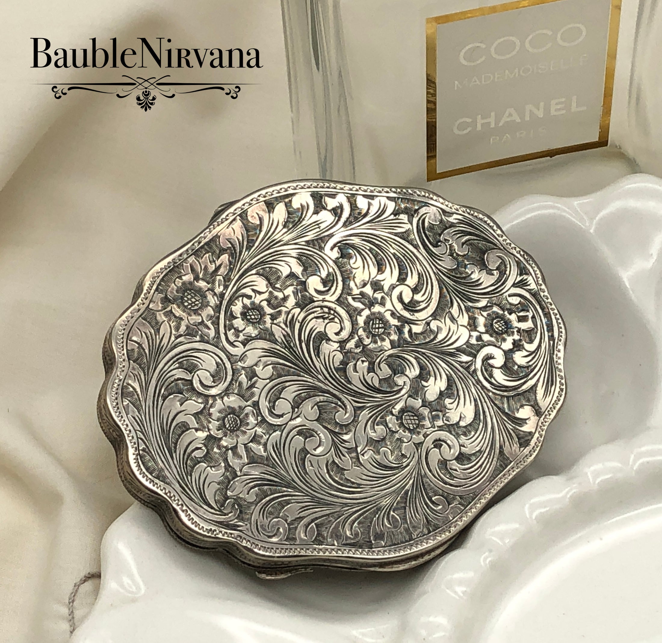 Vintage 800 Silver Italy Engraved Flowers Acanthus Leaves Clamshell Compact