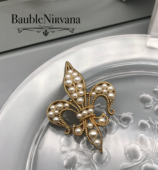 Vintage Crown Trifari Brushed Gold Twisted Rope Edge & Pearl Fleur de Lis Brooch Pin