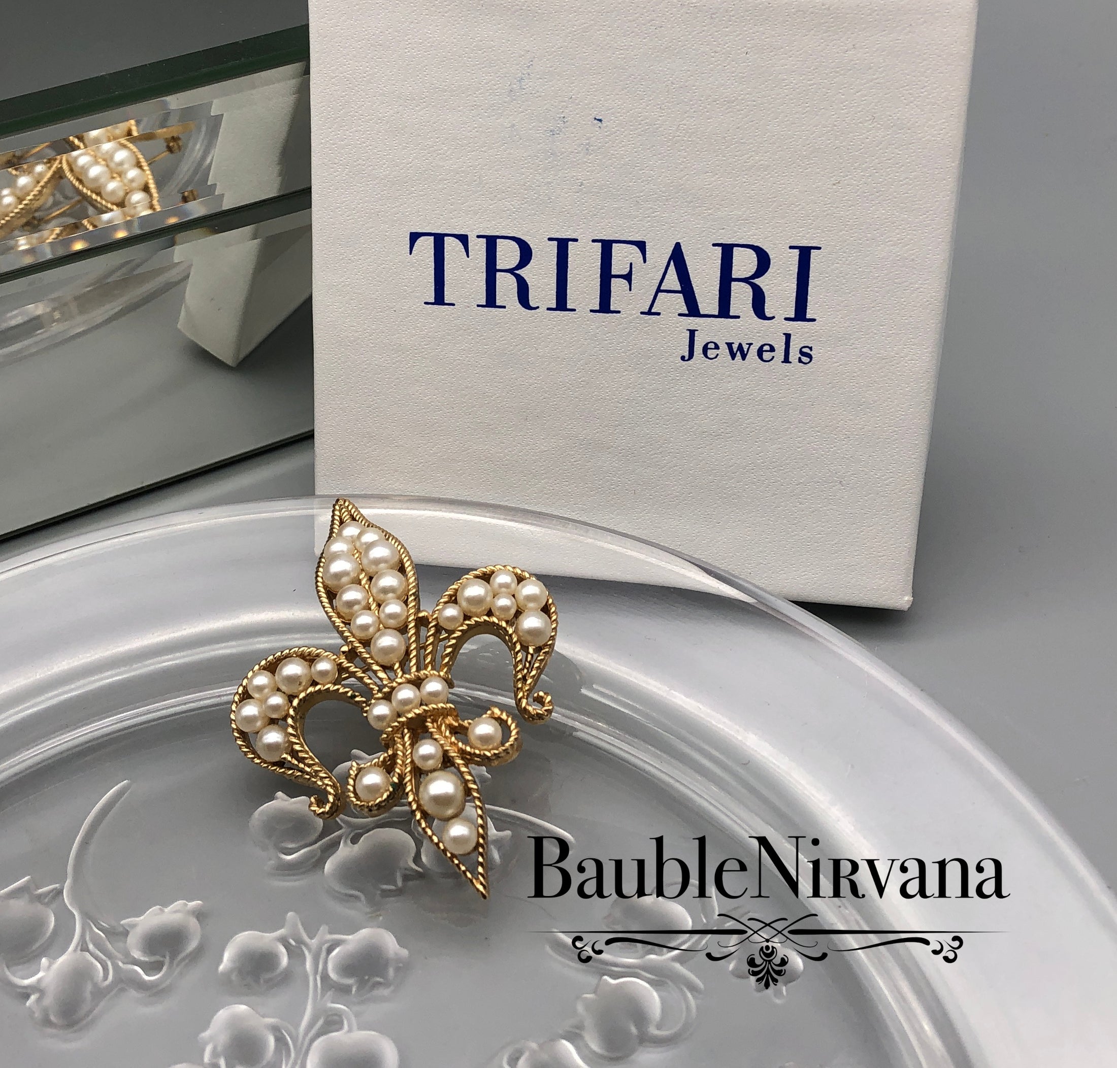 Vintage Crown Trifari Brushed Gold Twisted Rope Edge & Pearl Fleur de Lis Brooch Pin