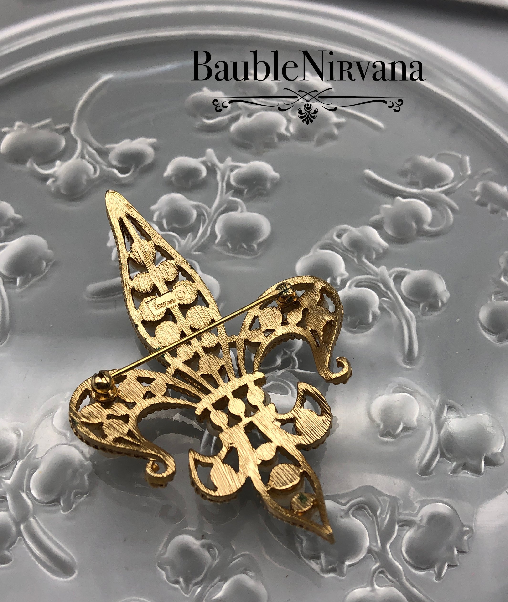 Vintage Crown Trifari Brushed Gold Twisted Rope Edge & Pearl Fleur de Lis Brooch Pin