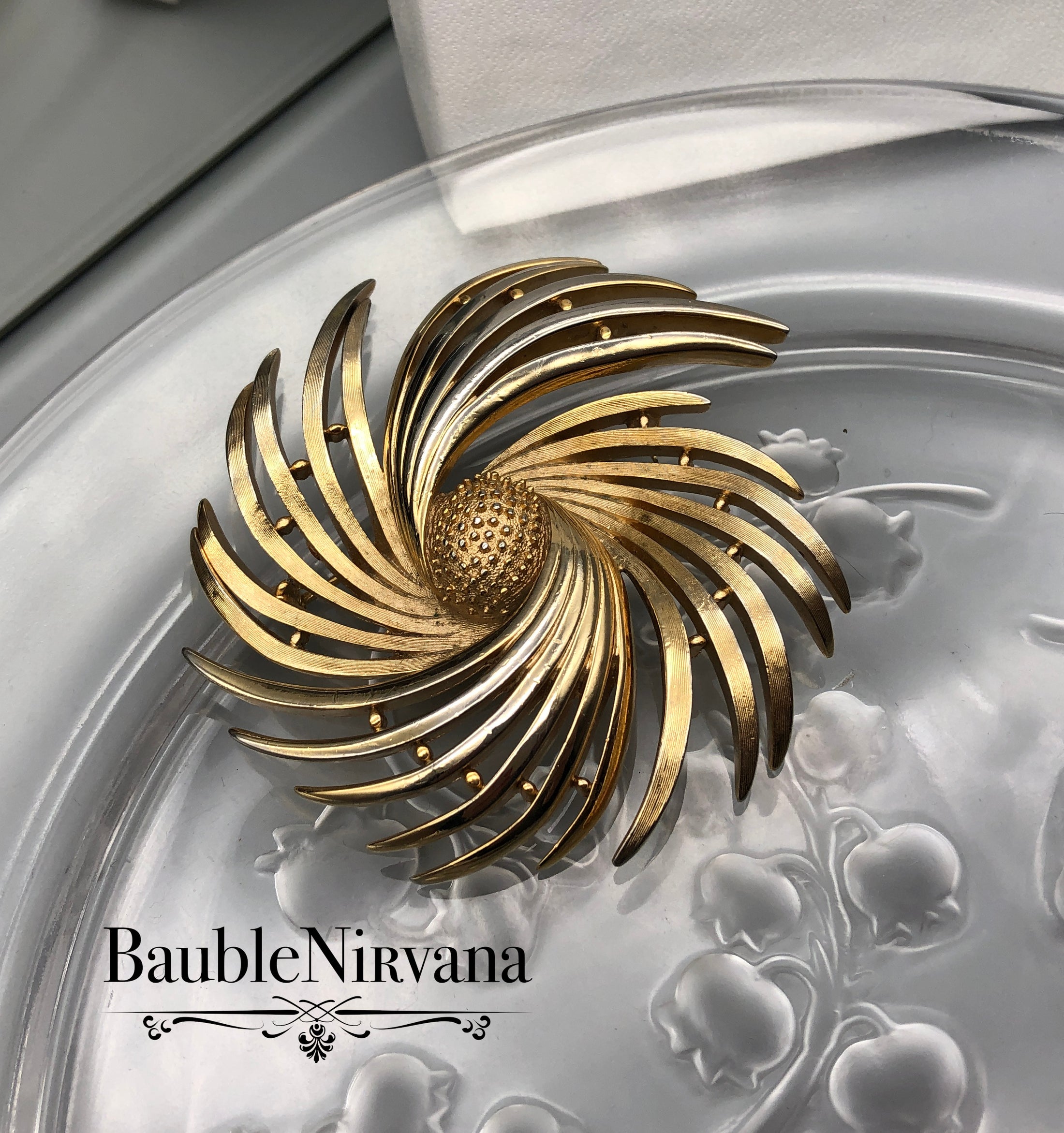 Vintage Crown Trifari Textured & Shiny Gold Swirl Sun Burst Flower Pin Brooch