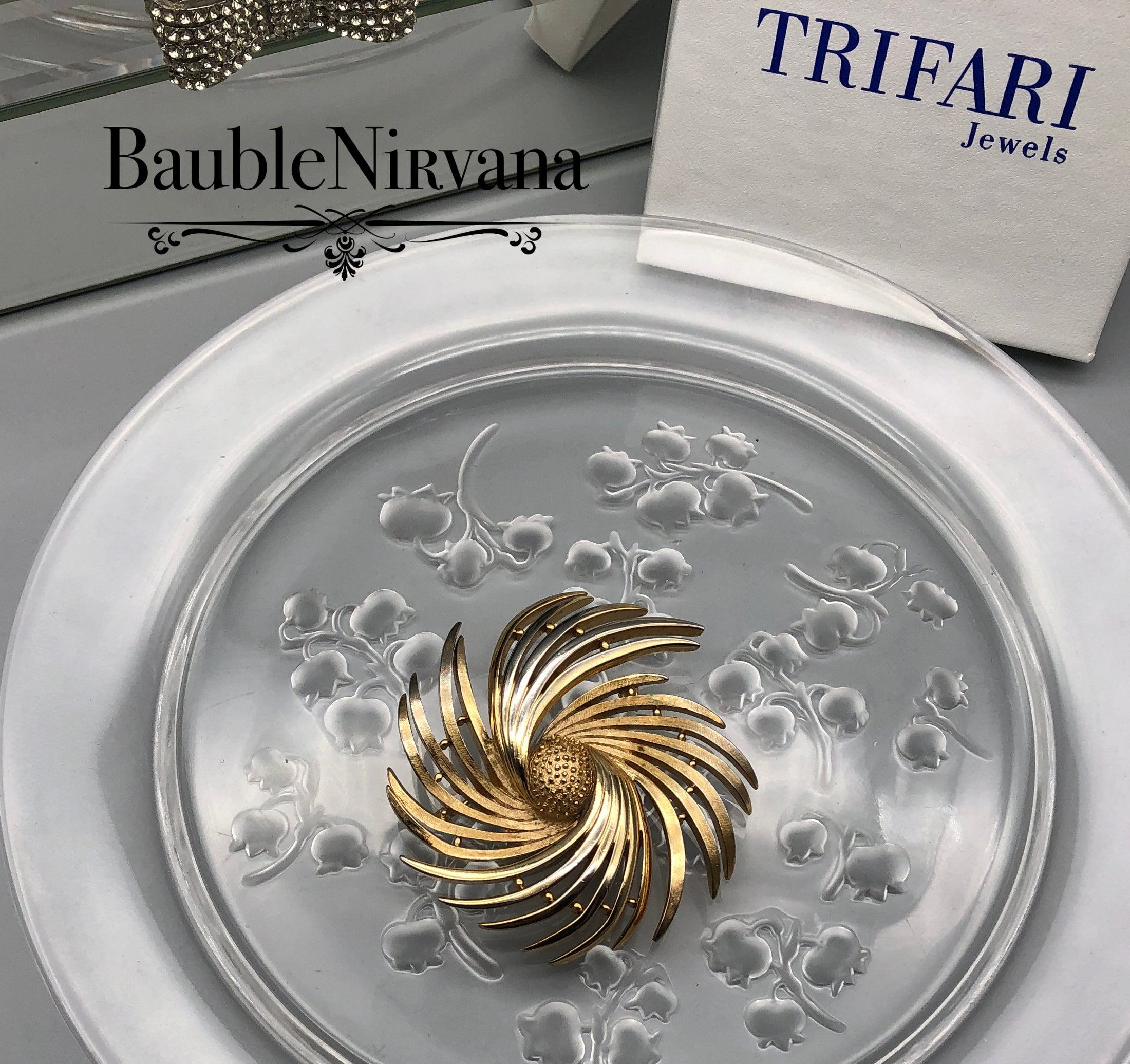 Vintage Crown Trifari Textured & Shiny Gold Swirl Sun Burst Flower Pin Brooch