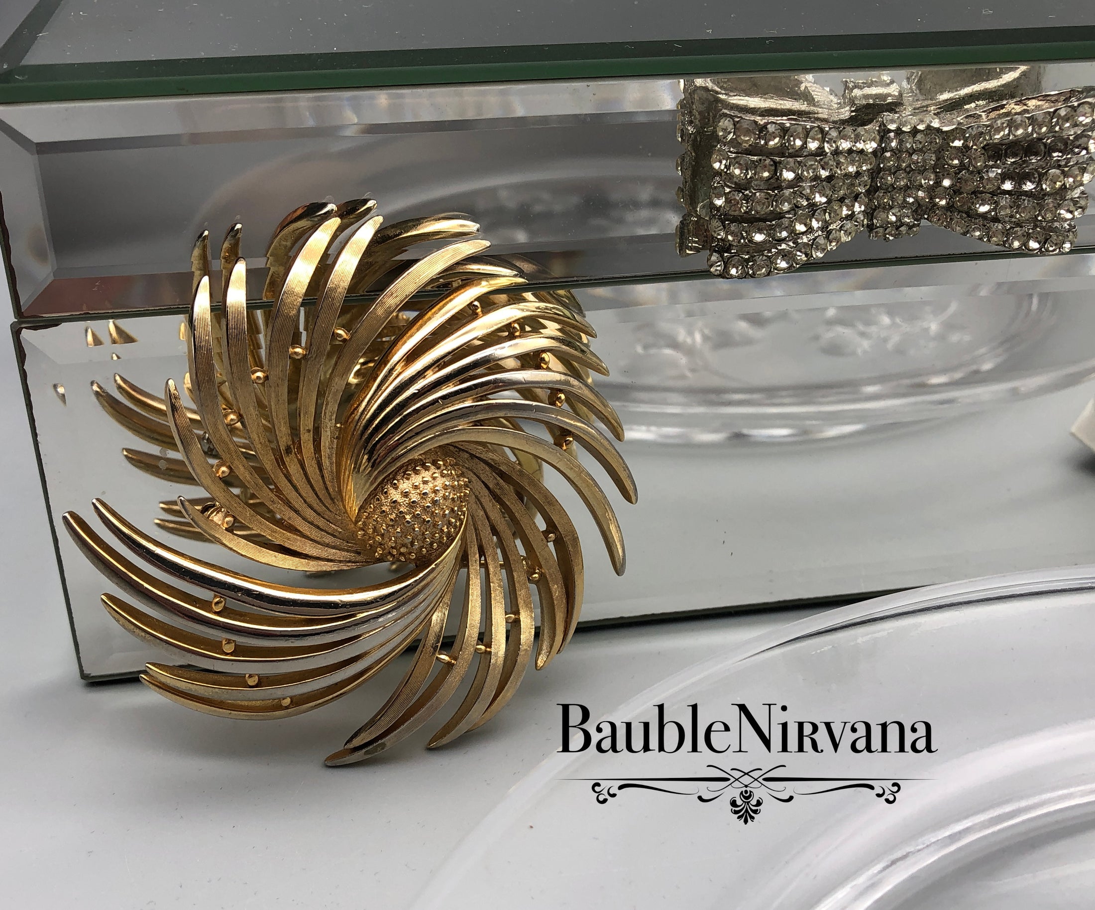 Vintage Crown Trifari Textured & Shiny Gold Swirl Sun Burst Flower Pin Brooch