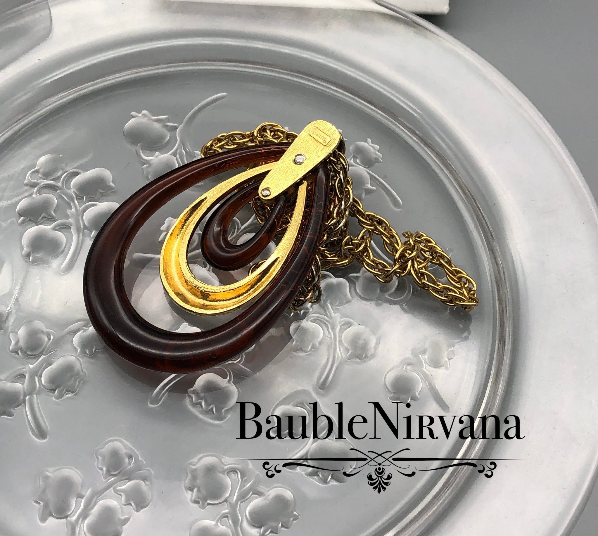 Vintage Retro 1970s Amber Lucite & Goldtone Trifari Three Loop Pendant&Necklace