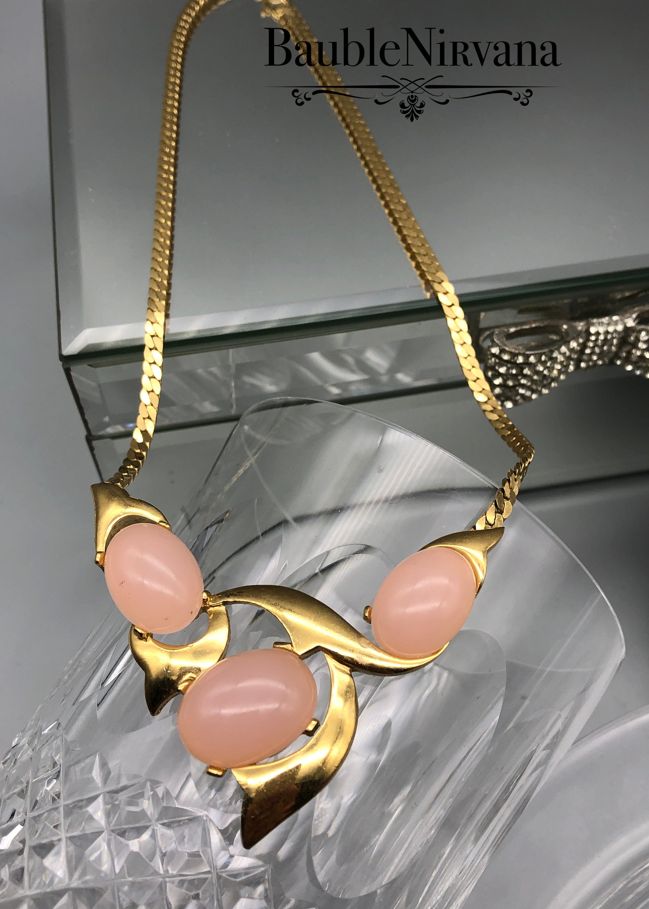 Vintage Retro Trifari Pink Oval Cabochon Modern Look Flat Serpentine Necklace