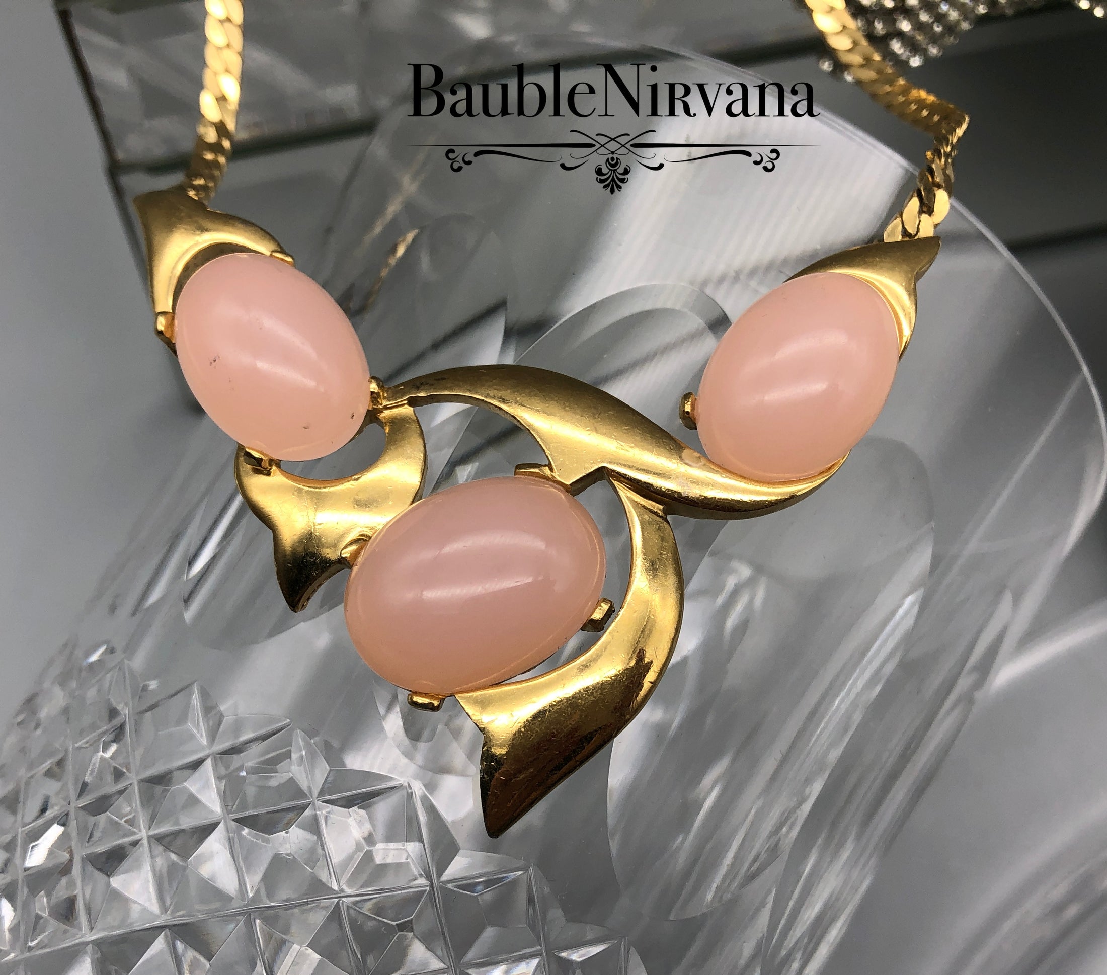 Vintage Retro Trifari Pink Oval Cabochon Modern Look Flat Serpentine Necklace