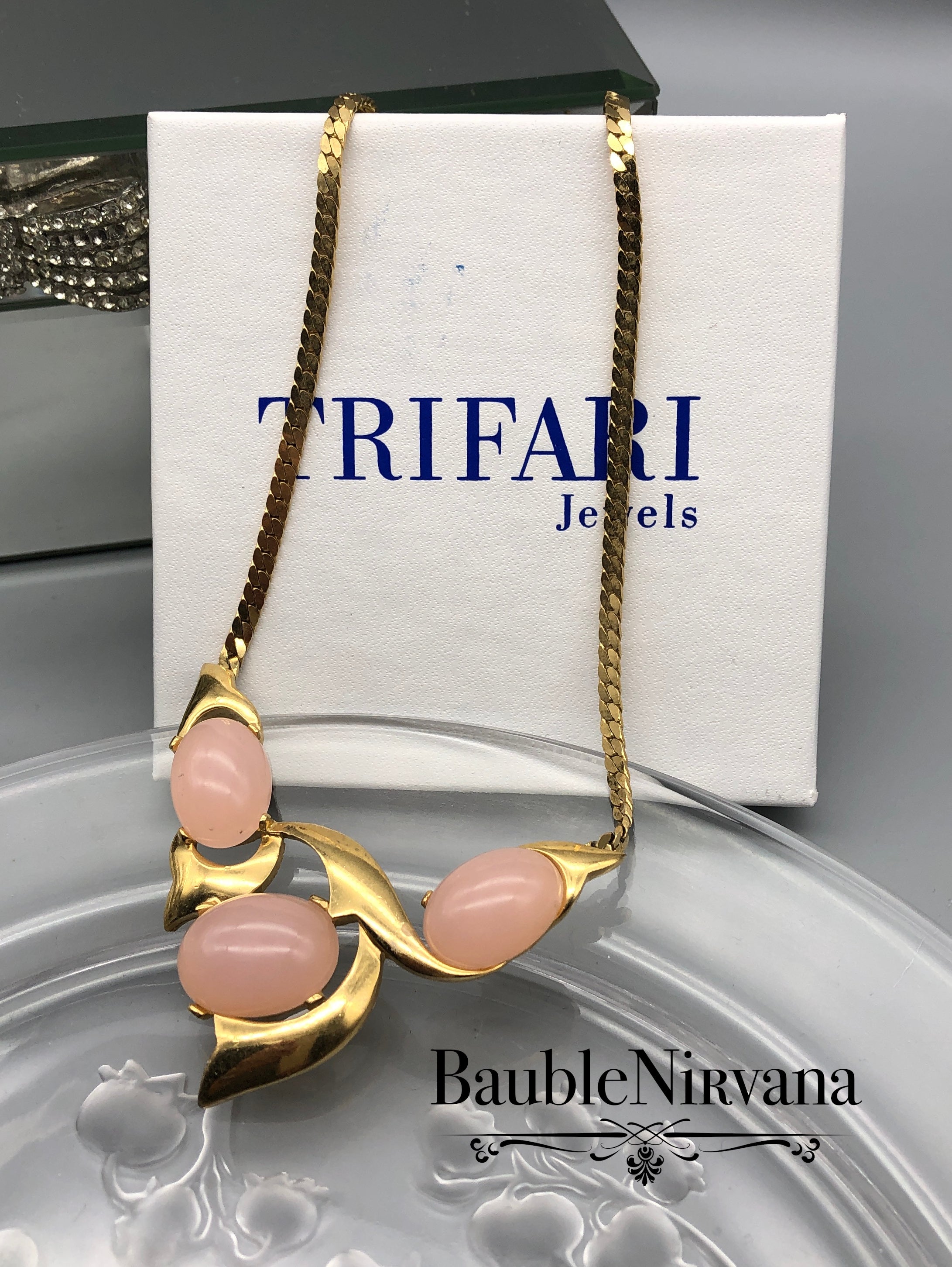 Vintage Retro Trifari Pink Oval Cabochon Modern Look Flat Serpentine Necklace