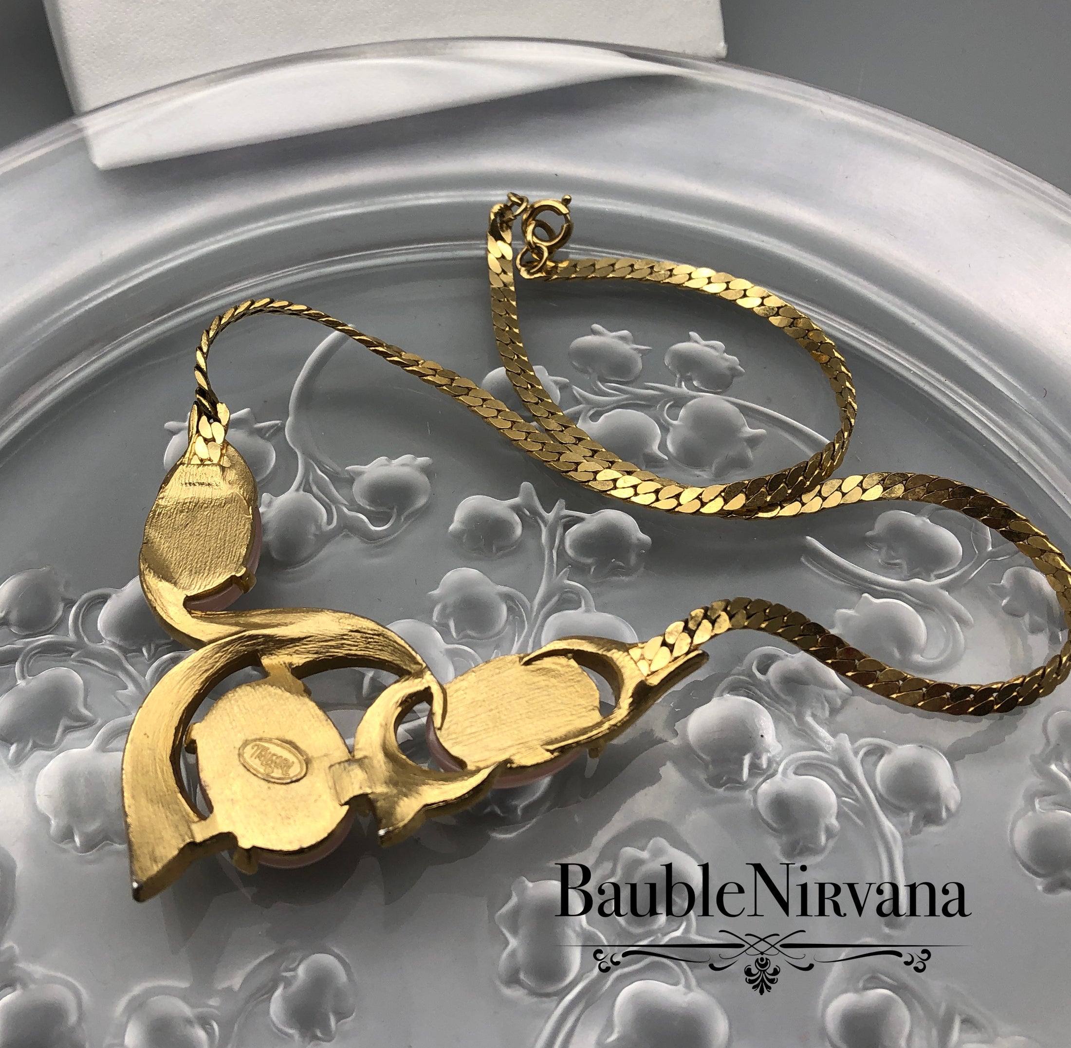 Vintage Retro Trifari Pink Oval Cabochon Modern Look Flat Serpentine Necklace