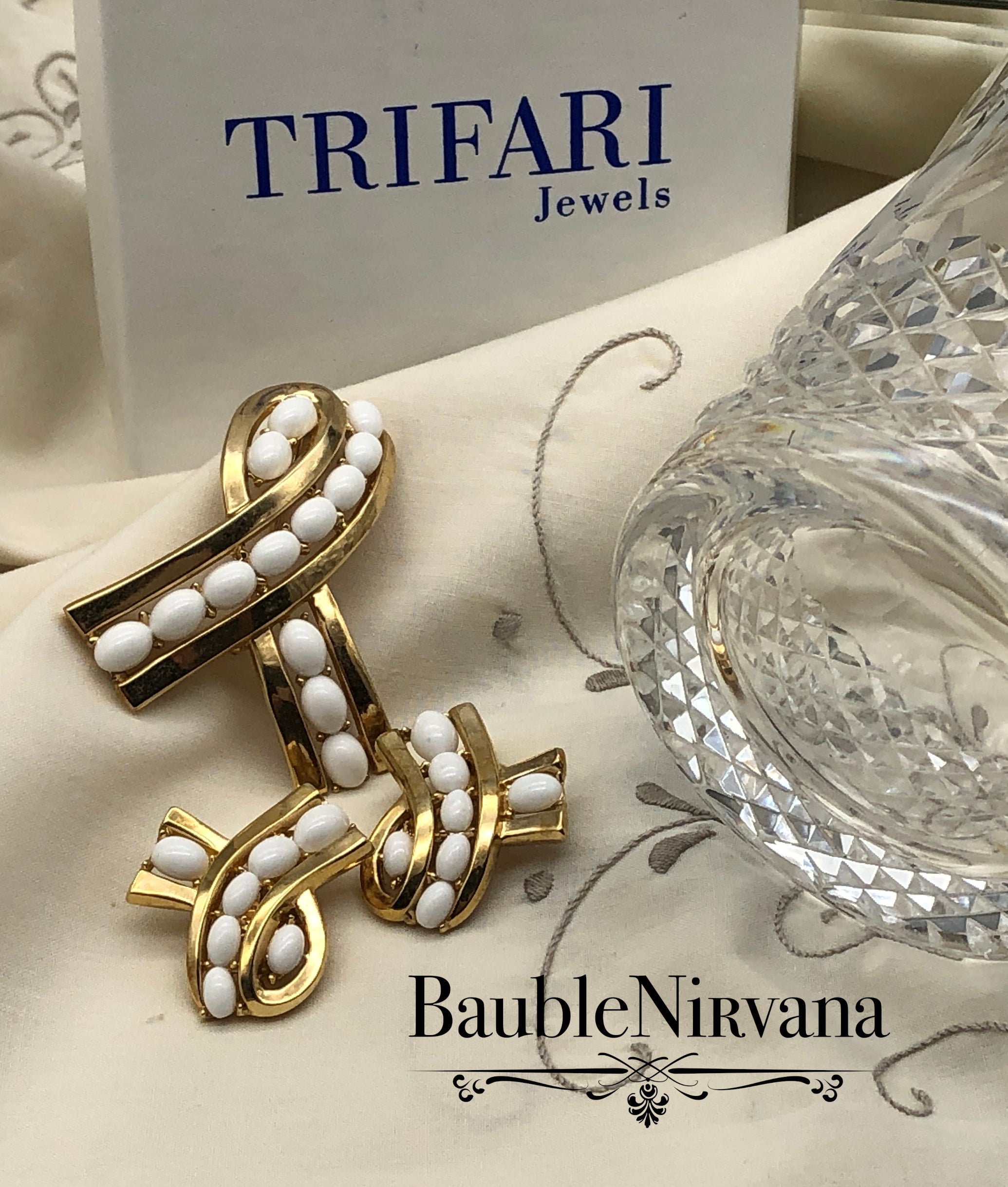 Vintage Crown Trifari Gold Plated & White Glass Cabochon Ribbon Pin&Earrings Set