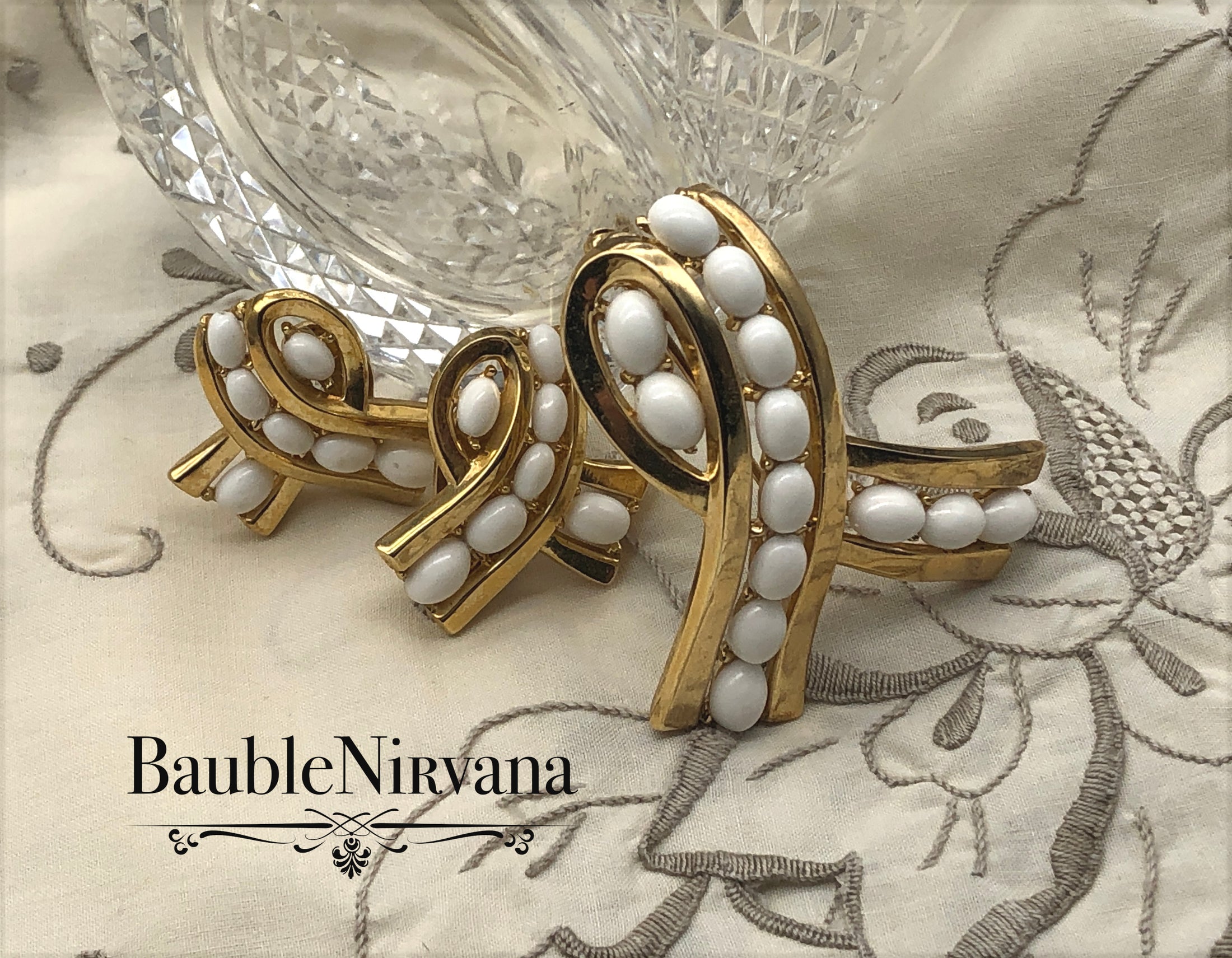 Vintage Crown Trifari Gold Plated & White Glass Cabochon Ribbon Pin&Earrings Set